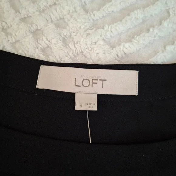 LOFT Women's Small Black Short Sleeve Cuffed Crew Neck Chiffon Blouse Top NWT - Picture 4 of 7